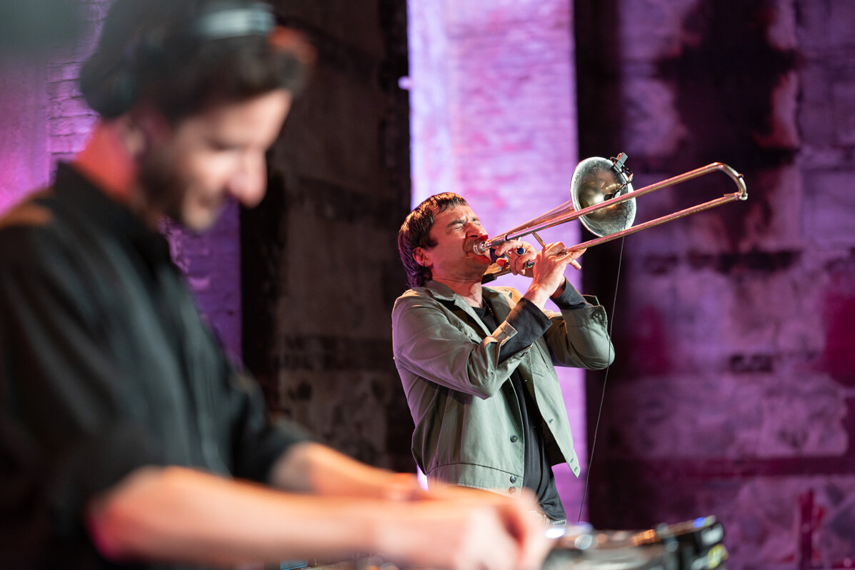Il musicista Gianluca Petrella e il dj Andrea Di maggio Passenger durante un live set