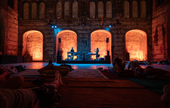 il dj Andrea di Maggio Passenger e il musicista Gianluca Petrella in concerto durante uno degli eventi ogr torino