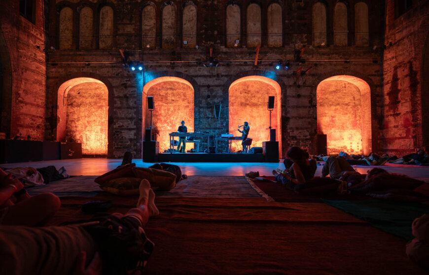 il dj Andrea di Maggio Passenger e il musicista Gianluca Petrella in concerto durante uno degli eventi ogr torino