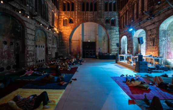 Il duomo, una sala della struttura Ogr a Torino durante il concerto notturno Sleep concert di Gianluca Petrella e Andrea Passenger