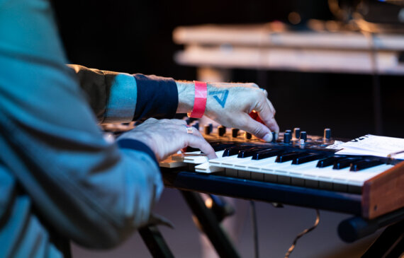 le mani del musicista Gianluca Petrella mentre suonano una tastiera durante uno degli eventi alle ogr a Torino