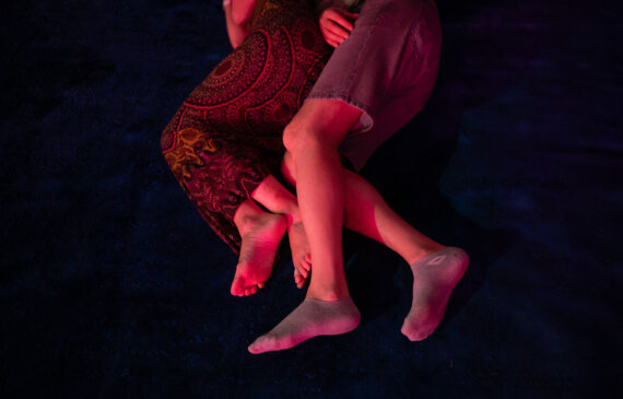 due persone sdraiate intrecciano tra loro le gambe