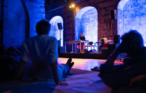 Un dj set durante il concerto notturno sleep concert, uno degli eventi ogr a Torino