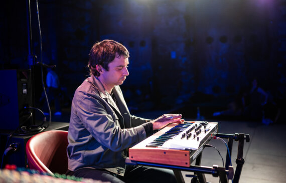 Gianluca Petrella, musicista, suona il piano