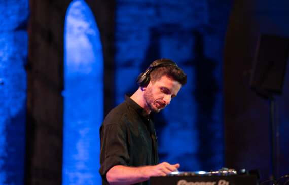 Il dj Andrea Passenger Di Maggio durante il concerto notturno sleep concert presso le officine grandi riparazioni OGR a Torino