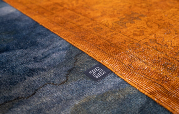 Due tappeti colorati con una etichetta recante il logo dell'azienda carpet edition durante un evento ogr a Torino