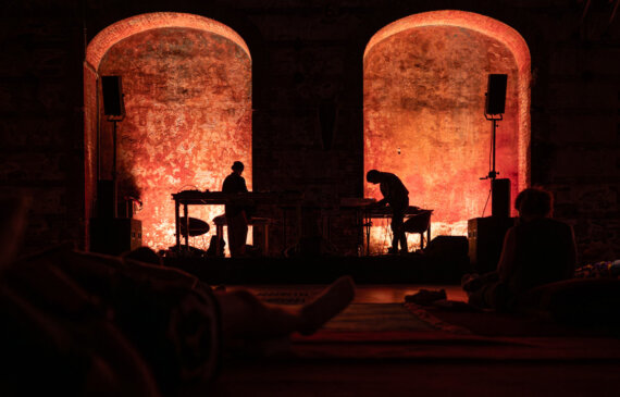 due musicisti in controluce durante il concerto notturno sleep concert a Torino