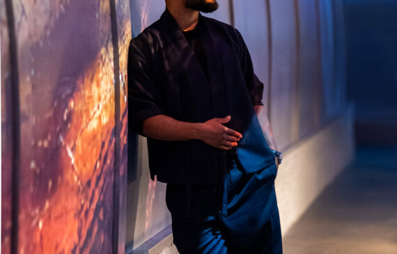 Ritratto del coreografo e ballerino Sadeck Berrabah alla Fabrique des lumières di Amsterdam