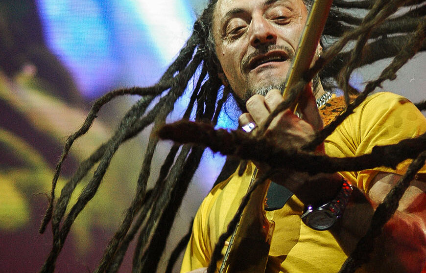 il chitarrista del gruppo Africa Unite suona su un palco