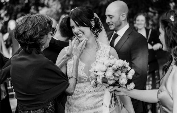 Una sposa viene accarezzata da sua zia durante un matrimonio