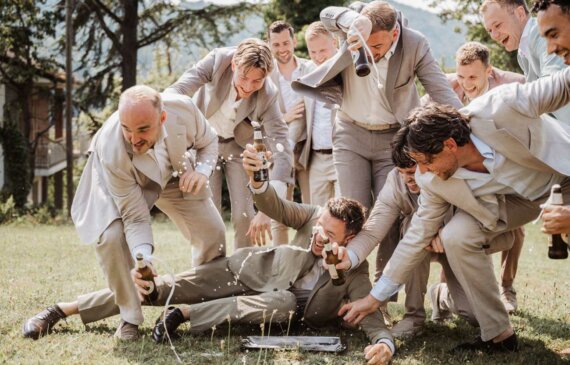 Invitati di un matrimonio, prendono le birre e brindano