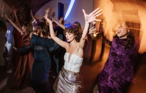 Sposa e amiche ballano durante un matrimonio