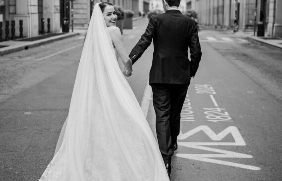 Due Sposi camminano lungo via Roma a Torino