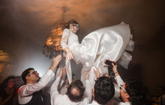 La Sposa viene lanciata in aria durante la festa di un matrimonio