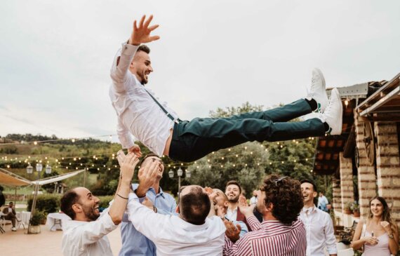 Uno sposo viene lanciato in aria durante un matrimonio