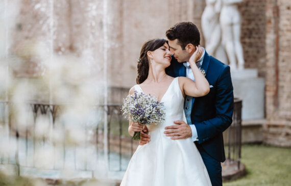 Due Sposi Zano davanti alla fotocamera per un ritratto di matrimonio a villa Bria