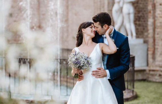Due sposi si baciano nei giardini di villa Bria