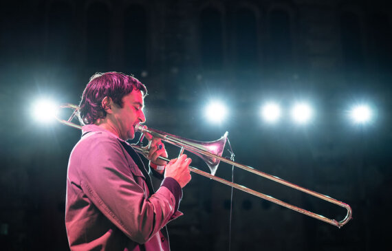 il musicista Gianluca Petrella suona durante un concerto