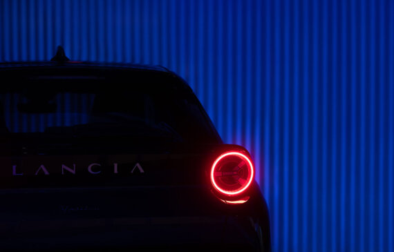 una automobile in penombra, con sfondo blu
