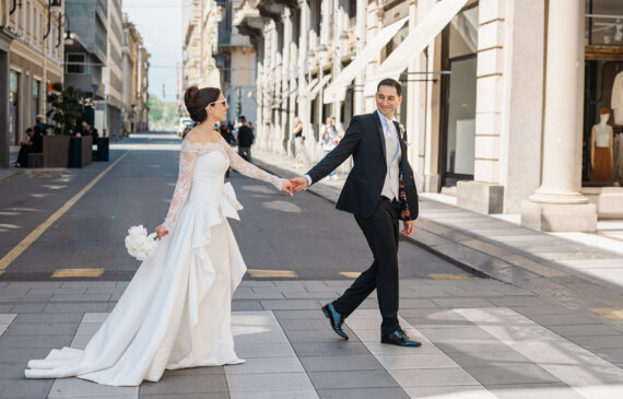 Una coppia di sposi cammina per il centro di Torino, a couple of spouses walks in the center of turin during their wedding