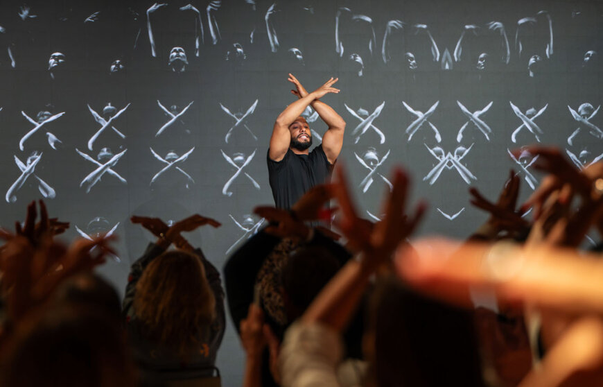 il coreografo Sadeck Berrabah durante una performance