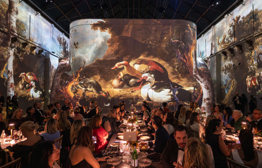 Una cena di gala con proiezioni di dipinti celebri alle pareti