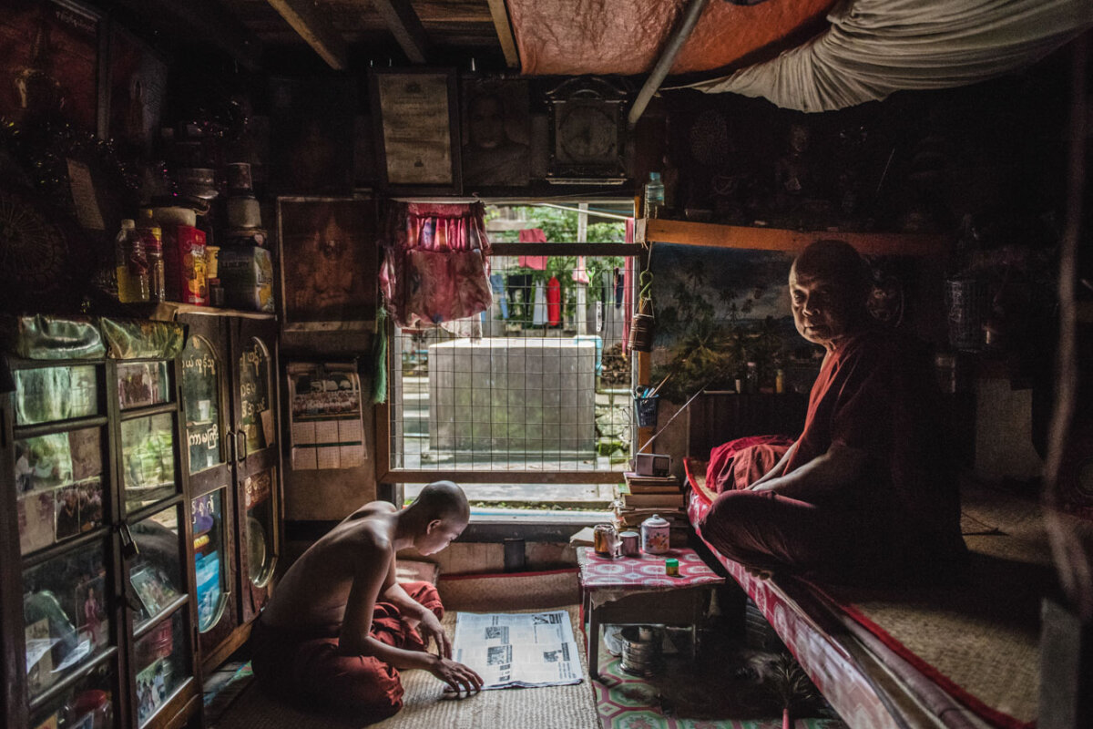 due monaci meditano all'interno di un monastero in Myanmar