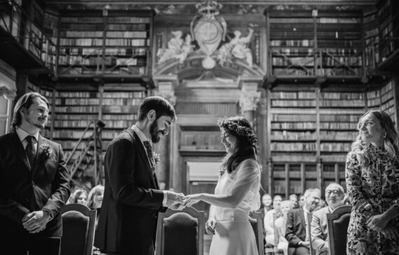 due sposi si scambiano gli anelli nella sala durante la sala dei mappamondi,a torino