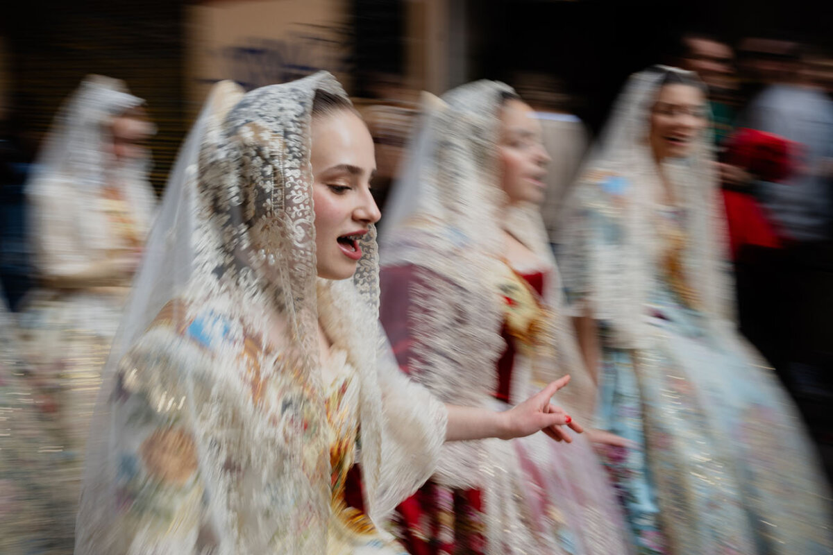 una ragazza in abito tradizionale sfila durante la festa las fallas a valencia in spagna