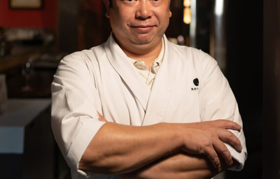 Hiroshi Kuratani , chef giapponese posa per una fotografia all'interno di un ristorante
