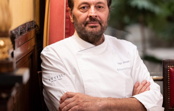 il cuoco Ugo Alciati seduto all'interno di un ristorante a Torino